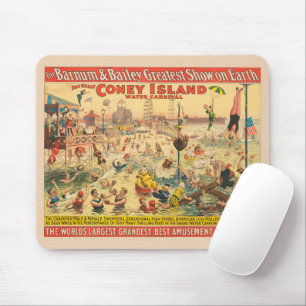 Zirkusplakat von Menschen in Kostümen bei einer Au Mousepad
