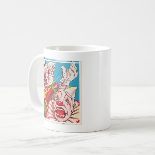 Zirkusposter mit Clown-Gesichtern und Feuerriss Kaffeetasse (Vorderseite Links)