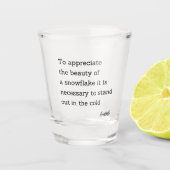 Zitat Aristoteles-Schneeflocke Schnapsglas (Vorderseite)