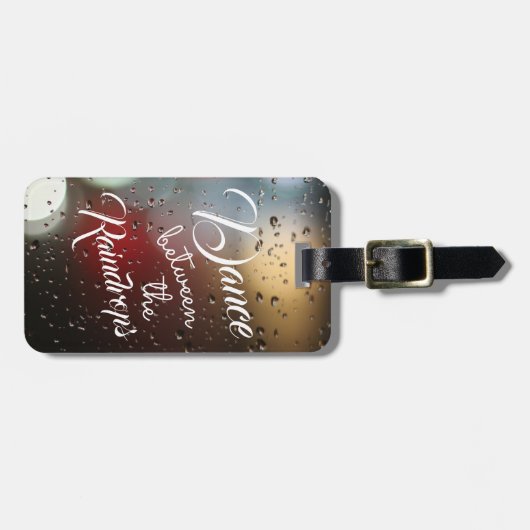 Zitat "Dance between the Raindrops" Gepäckanhänger (Vorderseite horizontal)