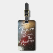 Zitat "Dance between the Raindrops" Gepäckanhänger (Vorderseite vertikal)