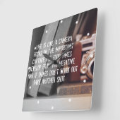 Zitat: Das Leben ist wie eine Kamera Quadratische Wanduhr (Winkel)