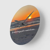 Zitat der Meeresbrise mit schönem Sonnenuntergang Runde Wanduhr (Winkel)