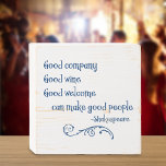 Zitat der Shakespeare-Freundschaft Holzkisten Schild<br><div class="desc">"Gute Gesellschaft,  guter Wein,  guter Empfang können gute Menschen machen." Shakespeare zitiert aus seinem Stück Henry VIII.</div>