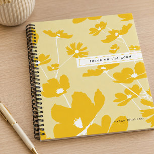 Zitat im Fokus auf das gute Blumenmuster-Notebook Notizblock
