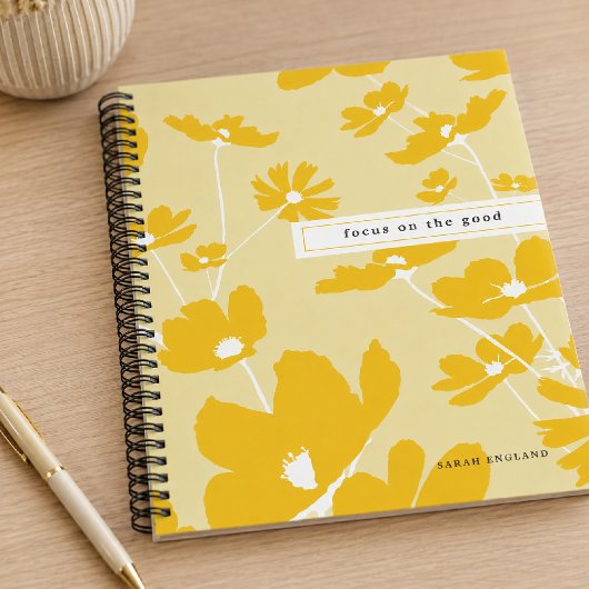 Zitat im Fokus auf das gute Blumenmuster-Notebook Notizblock