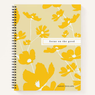 Zitat im Fokus auf das gute Blumenmuster-Notebook Notizblock