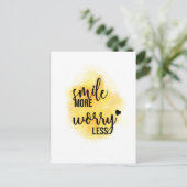 Zitat "Lächeln mehr Sorgen weniger" Postkarte (Stehend Vorderseite)