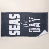 Zitat "Seas The Day" Fettschrift Strandtuch (Vorderseite)