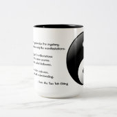 Zitat über Dunkelheit aus dem Tao The Ching Zweifarbige Tasse (Mittel)