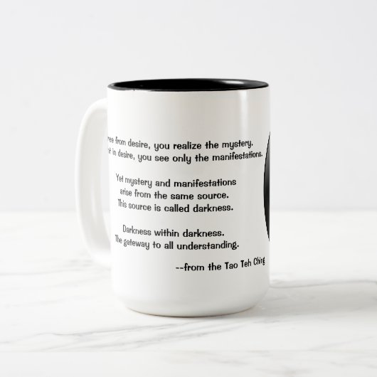 Zitat über Dunkelheit aus dem Tao The Ching Zweifarbige Tasse (Vorderseite Links)