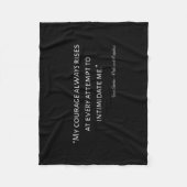 Zitat über Stolz und Vorurteile I Fleecedecke (Vorderseite)