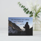 Zitat von John Muir: Die Berge rufen Postkarte (Stehend Vorderseite)
