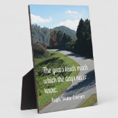 Zitat von Ralph Emerson: Die Jahre lehren viel Fotoplatte (Seite)