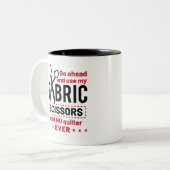 Zitat zu "Quilts Funny Fabric Scissors" Zweifarbige Tasse (Vorderseite Links)