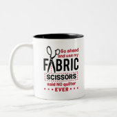 Zitat zu "Quilts Funny Fabric Scissors" Zweifarbige Tasse (Links)
