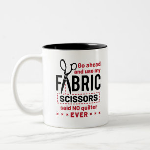 Zitat zu "Quilts Funny Fabric Scissors" Zweifarbige Tasse