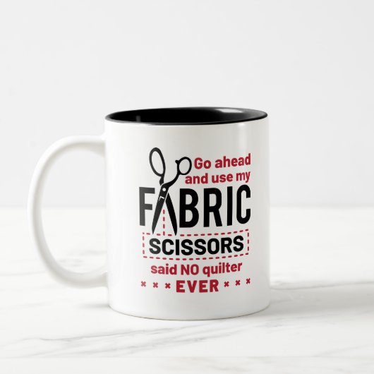 Zitat zu "Quilts Funny Fabric Scissors" Zweifarbige Tasse (Links)