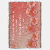 Zitat zu sanften Pfirsich- und rosa Blume Decke (Vorderseite Vertikal)