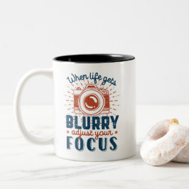 Zitat zur Inspirationsfotografie passt Ihren Fokus Zweifarbige Tasse