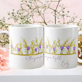 Zitate von zarten gelben und violetten Blumen Kaffeetasse