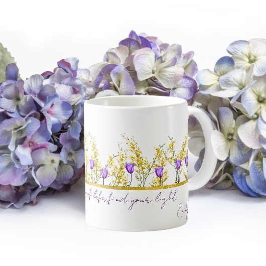 Zitate von zarten gelben und violetten Blumen Kaffeetasse