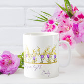 Zitate von zarten gelben und violetten Blumen Kaffeetasse