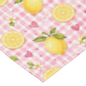Zitronen auf rosa Gingham Tischdecke (Schrägansicht)