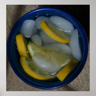 Zitronen-Eis-Wasser in einer blauen Schale Poster