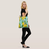 Zitronen, lebendiger, blauer Hintergrund Nahtlos. Tasche (Am Model)