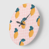 Zitronen, Retrogeometrie, nahtloses Sommermuster. Große Wanduhr (Winkel)