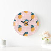 Zitronen, Retrogeometrie, nahtloses Sommermuster. Große Wanduhr (Zuhause)