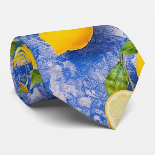 Zitronen tanzen auf blauen antiken Fliesen Krawatte (Gerollt)