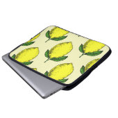 Zitronen und Blätter: Sommermuster. Laptopschutzhülle (Vorne Knopf)