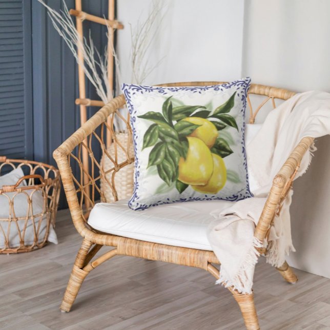 Zitronen und Kissen | Französische Landscharm (White Pillow with large lemons and leaves with a border of Blue Toile Filigree in a wicker chair)