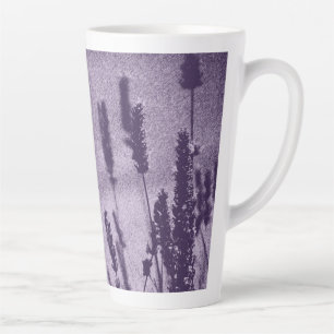Zitronenfalter auf einem lila Lavendelfeld Milchtasse