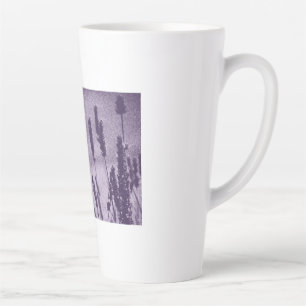 Zitronenfalter auf einem lila Lavendelfeld Milchtasse