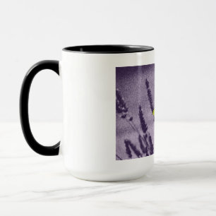 Zitronenfalter auf einem lila Lavendelfeld Tasse