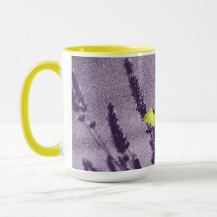 Zitronenfalter auf einem lila Lavendelfeld Tasse