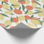 Zitronenfrüchte und Orangenfrüchte mit Blätter auf Geschenkpapier (Ecke)