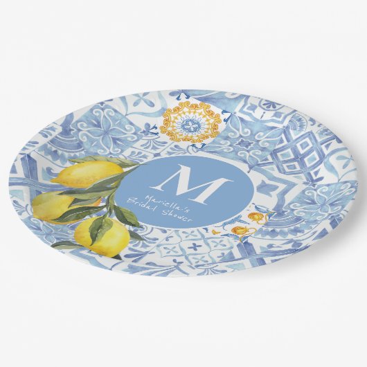 Zitronenfruchtmonogramm, blaue Kachel Pappteller (Schrägansicht)