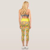 Zitronenfruchtmuster gelb und pfirsichrosa capri leggings (Rückseite)
