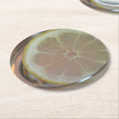 Zitronenscheibe schwimmend im Wasser Runder Pappuntersetzer (Angewinkelt)