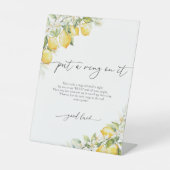 Zitronenzitrus-Hochzeit setzt einen Ring auf ihr Z Sockelschild (Vorderseite)