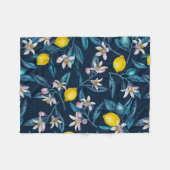 Zitronenzweige mit Blüten und blauen Früchten Fleecedecke (Vorderseite (Horizontal))