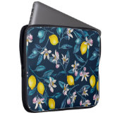 Zitronenzweige mit Blüten und blauen Früchten Laptopschutzhülle (Vorne Rechts)