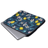 Zitronenzweige mit Blüten und blauen Früchten Laptopschutzhülle (Vorne Knopf)