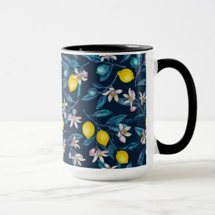 Zitronenzweige mit Blüten und blauen Früchten Tasse