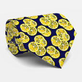 Zitrus Lemon Slices Pattern auf dunkelblauem Hinte Krawatte (Gerollt)