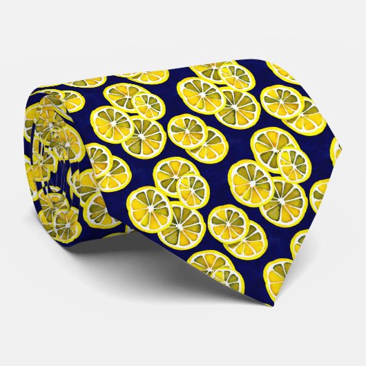 Zitrus Lemon Slices Pattern auf dunkelblauem Hinte Krawatte (Gerollt)